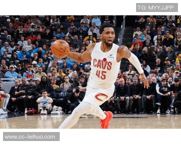 米切尔半场表现抢眼13投6中并罚球8中7砍下21分7篮板3助攻2抢断