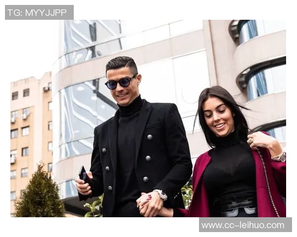 C罗获环足奖感言感谢妻子乔治娜台下微笑展幸福瞬间